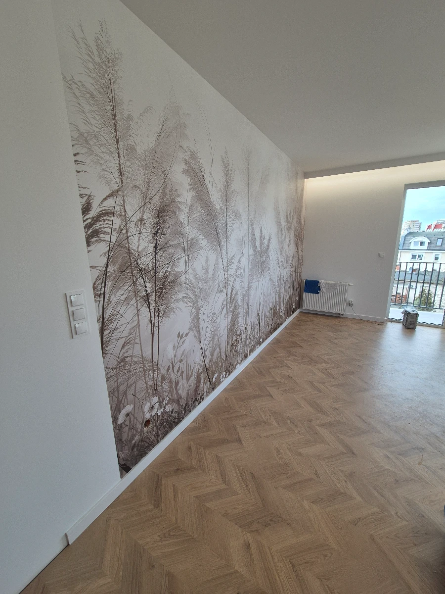 Salon z tapetą traw na ścianie i podłogą w jodełkę Tapetowanie