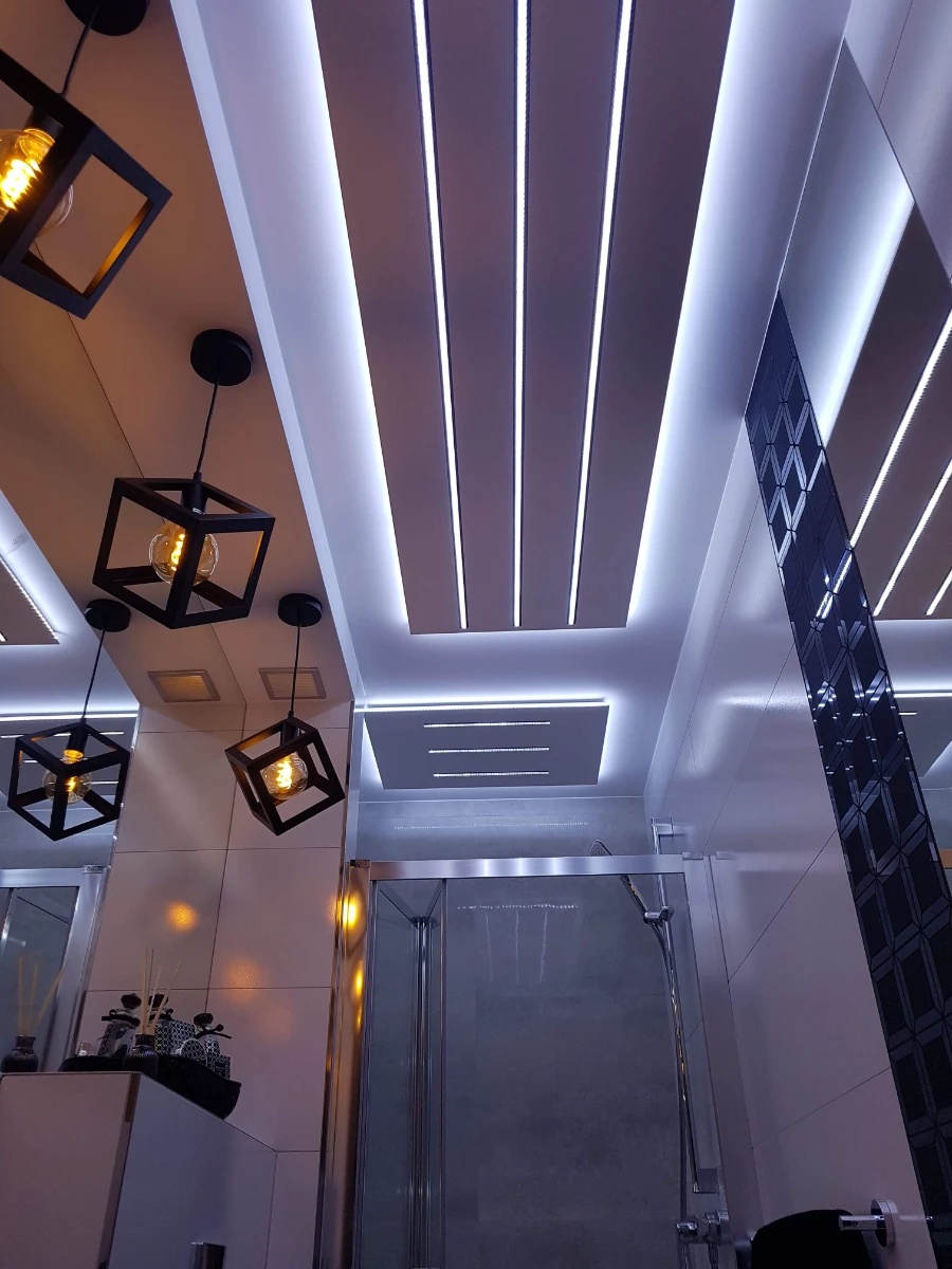 Nowoczesne sufity podwieszane w łazience z LED i designerskimi lampami